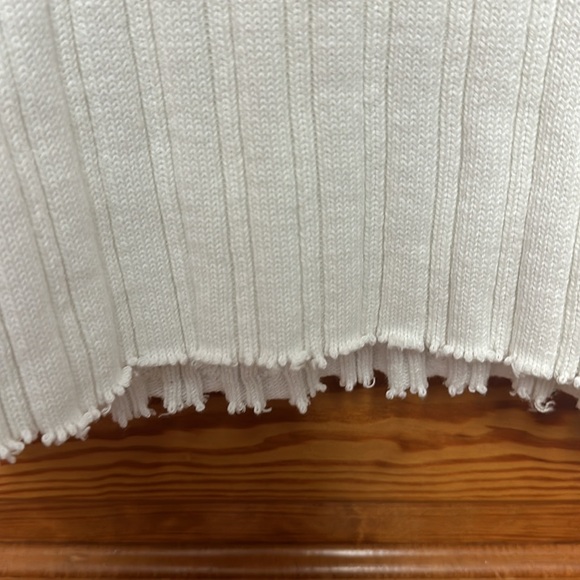 Liz Claiborne cropped White Sweater size Medium
Show off that beautiful tan. - Picture 4 of 7